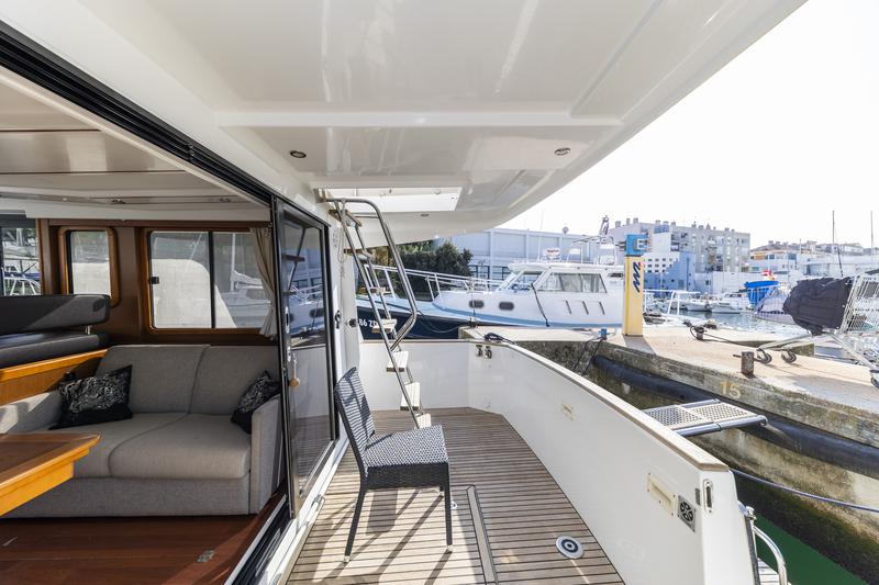 Book yachts online - motorboat - Swift Trawler 34 Fly - Blue Sky - rent