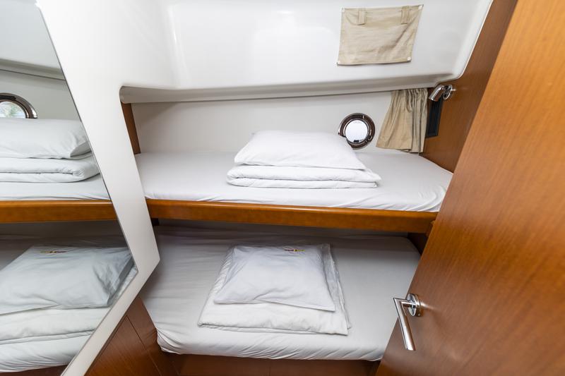 Book yachts online - motorboat - Swift Trawler 34 Fly - Blue Sky - rent