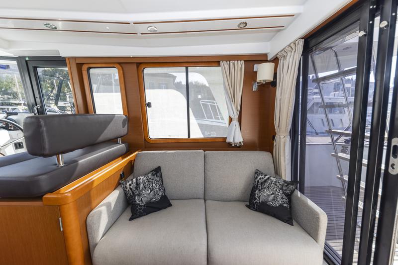 Book yachts online - motorboat - Swift Trawler 34 Fly - Blue Sky - rent