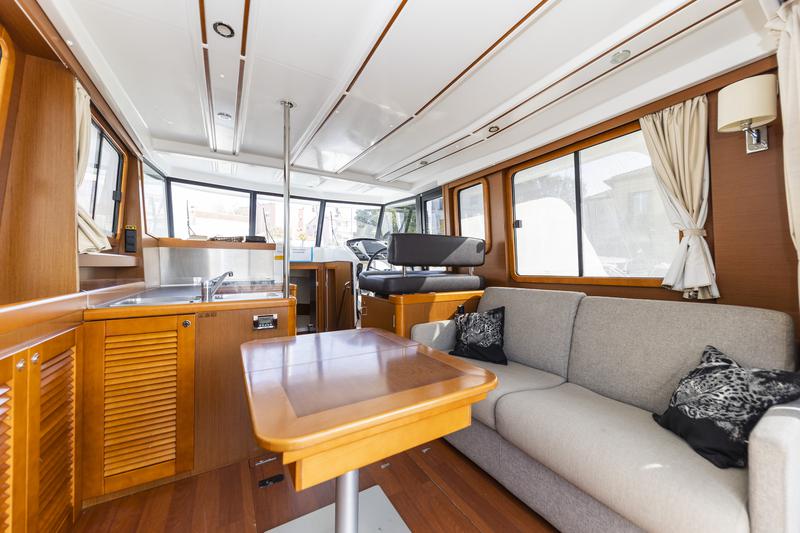 Book yachts online - motorboat - Swift Trawler 34 Fly - Blue Sky - rent