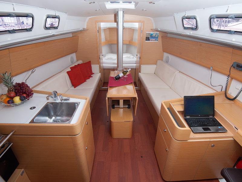 Book yachts online - sailboat - Beneteau First 35 - JUVENTUS - rent