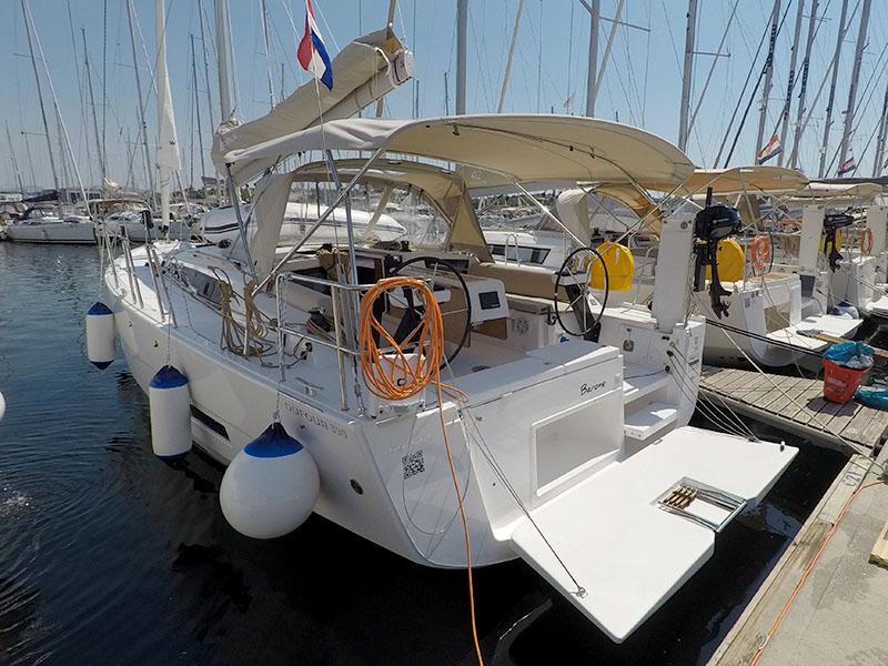 Book yachts online - sailboat - Dufour 390 GL - Barone - rent