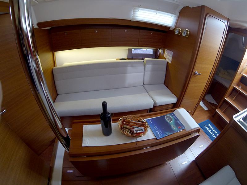 Book yachts online - sailboat - Dufour 350 GL - Luka - rent