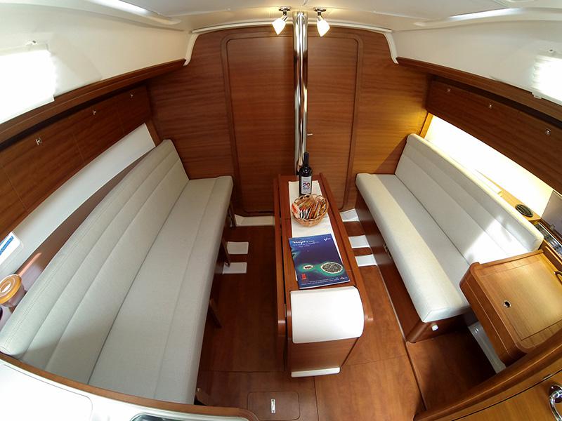 Book yachts online - sailboat - Dufour 350 GL - Luka - rent