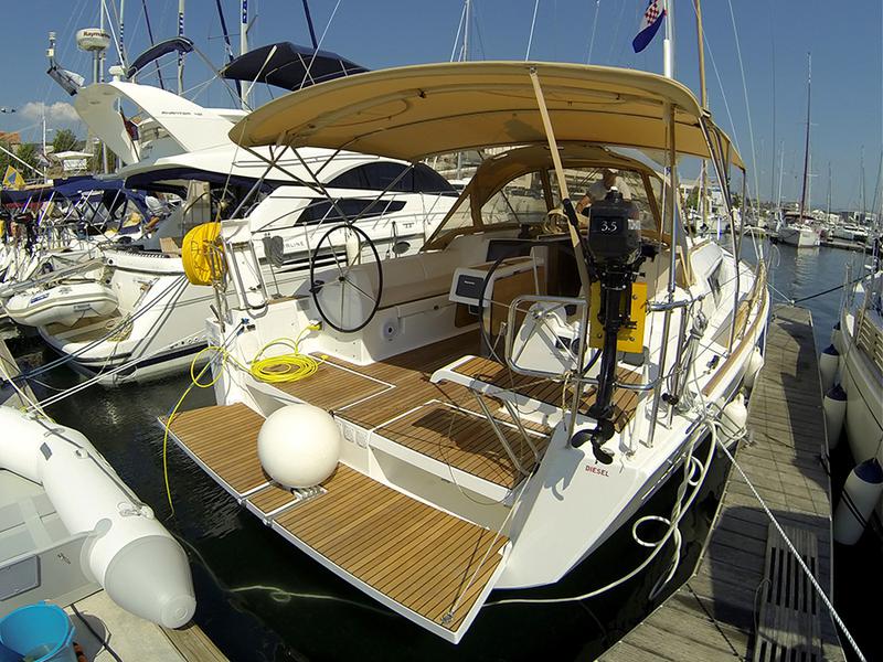 Book yachts online - sailboat - Dufour 382 GL - Major Tom - rent