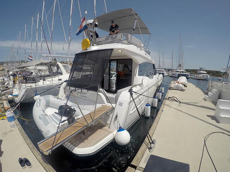 Book yachts online - motorboat - Prestige 420 Fly - Brigadoon - rent
