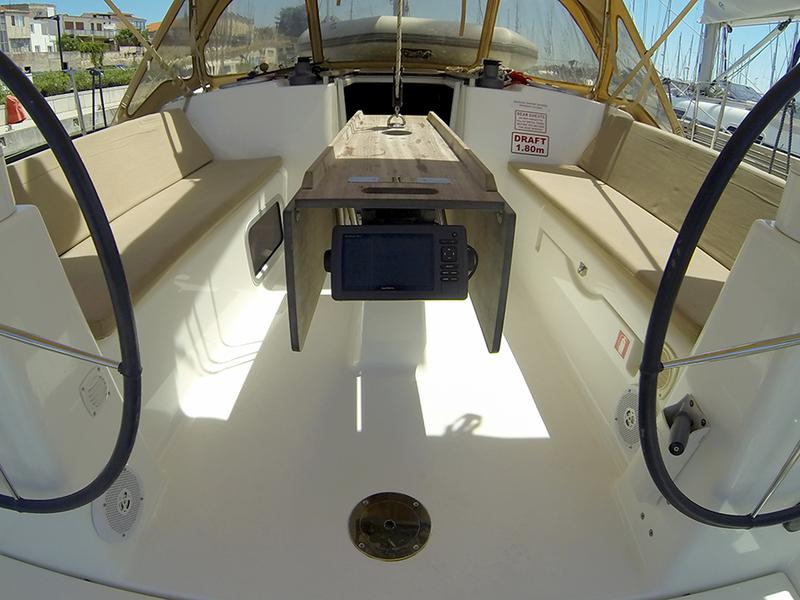Book yachts online - sailboat - Dufour 335 GL - Lara - rent