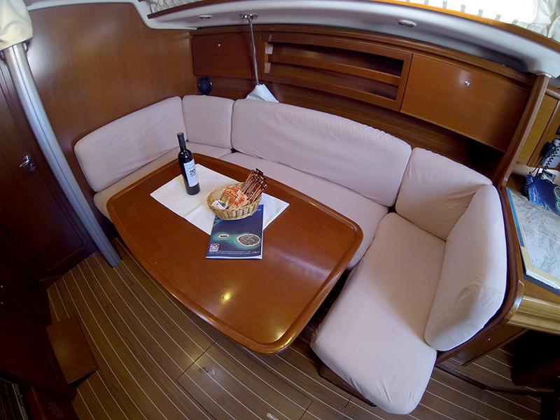 Book yachts online - sailboat - Grand Soleil 37 R - Sportski Vuk - rent