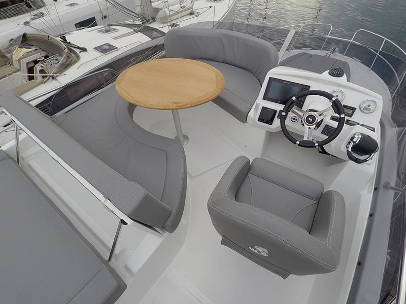 Book yachts online - motorboat - Beneteau Antares 36 - Capricorn - rent