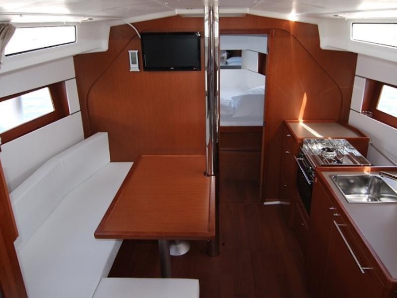 Book yachts online - sailboat - OCEANIS 38.1 BT - AURA - rent