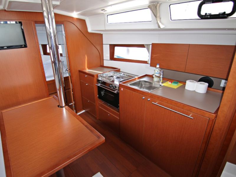 Book yachts online - sailboat - OCEANIS 38.1 BT - AURA - rent