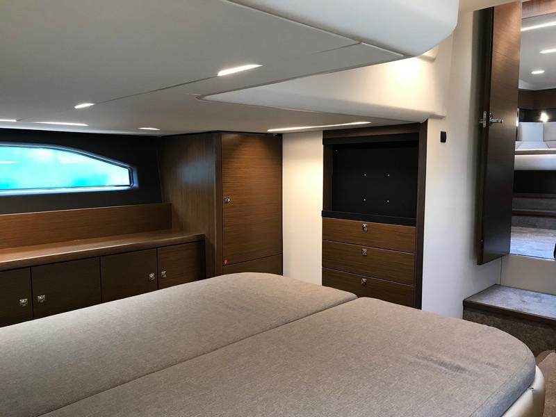 Book yachts online - motorboat - Bavaria R40 FLY - STEP TWO - rent