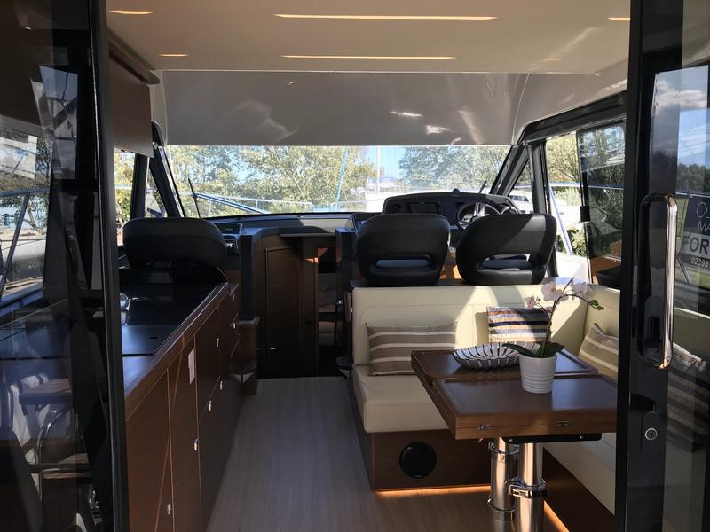Book yachts online - motorboat - Bavaria R40 FLY - STEP TWO - rent