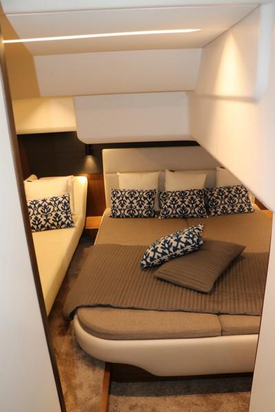 Book yachts online - motorboat - Bavaria R40 FLY - STEP TWO - rent