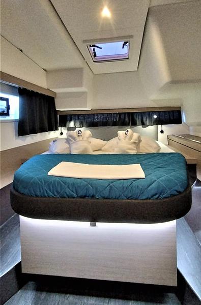 Book yachts online - catamaran - Isla 40 - Joy - rent