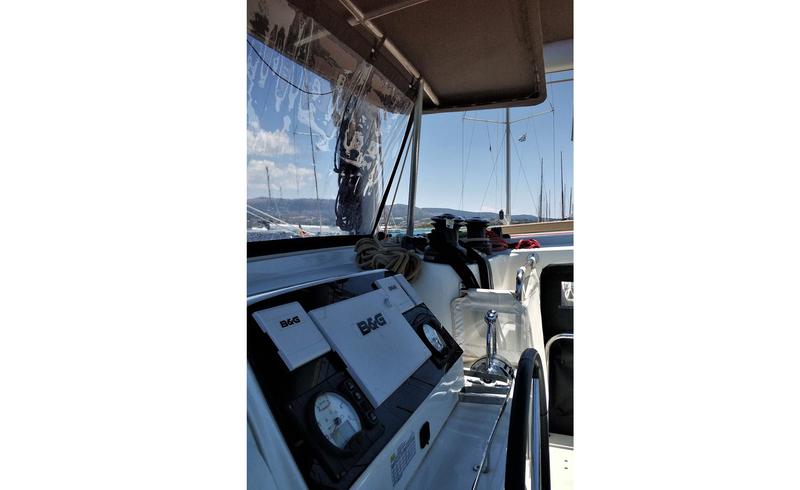 Book yachts online - catamaran - Lagoon 42 - Niki - rent