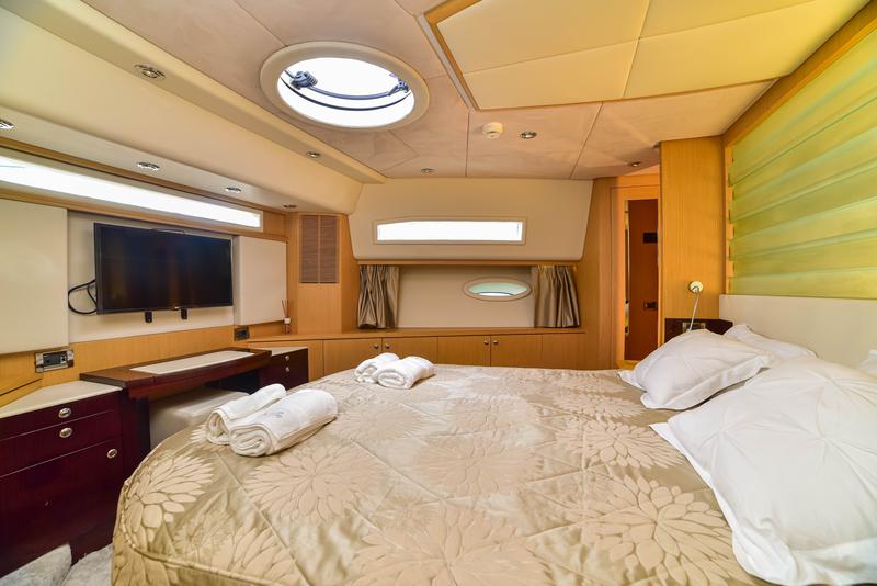 Book yachts online - motorboat - Royal Denship 85 - Stela 117 - rent