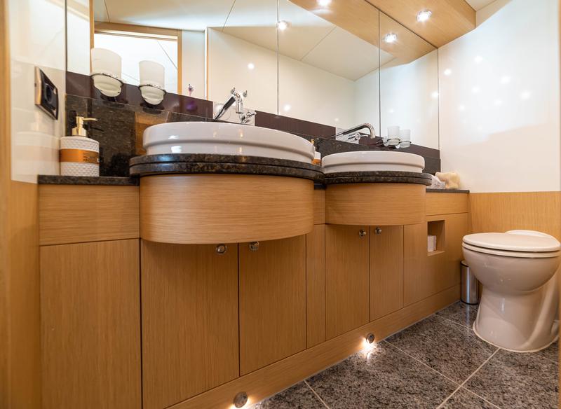 Book yachts online - motorboat - Royal Denship 85 - Stela 117 - rent