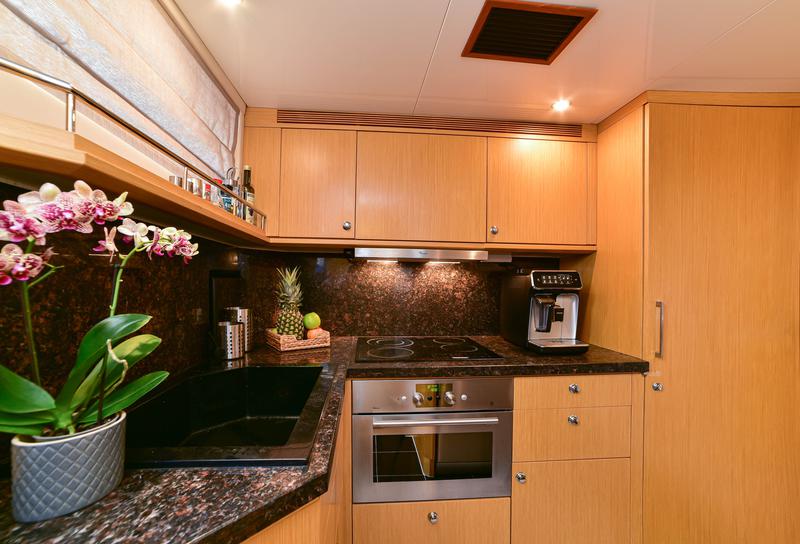 Book yachts online - motorboat - Royal Denship 85 - Stela 117 - rent