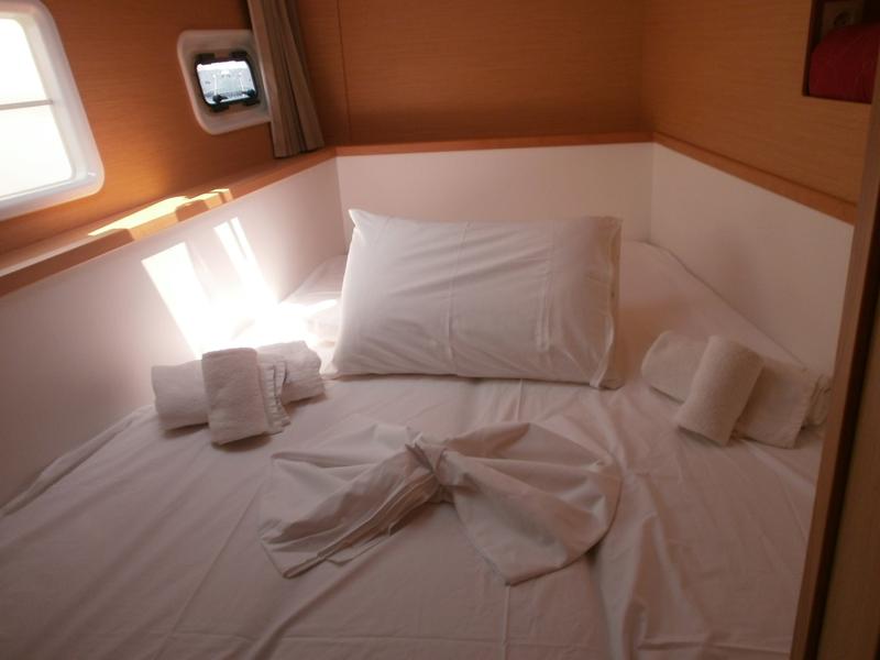 Book yachts online - catamaran - Lagoon 400 S2 - Cata Loca - rent