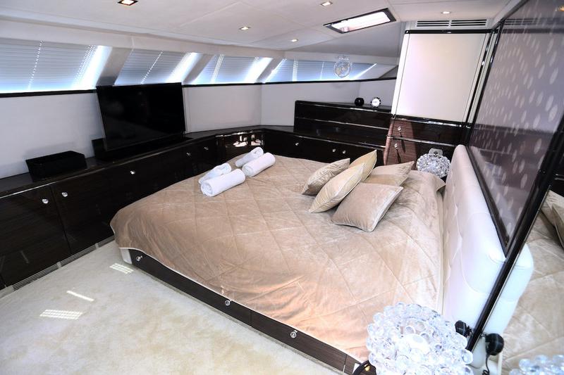 Book yachts online - powercatamaran - Sunreef 70 Power - CLOUDS - rent