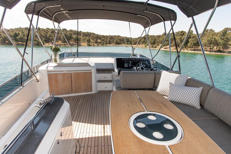 Book yachts online - motorboat - Galeon 640 Fly - Le Chiffre - rent
