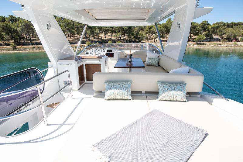 Book yachts online - motorboat - Azimut 60 - MY LAURA - rent