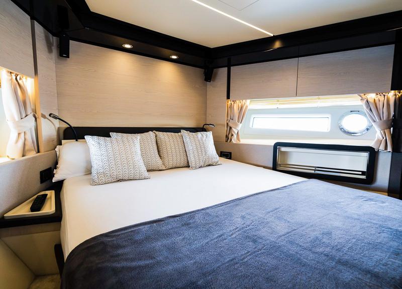 Book yachts online - motorboat - Azimut 72 Fly - Mineira - rent