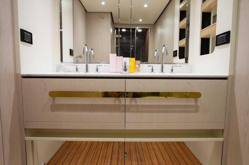 Book yachts online - motorboat - Azimut 78 Fly - PREWI - rent
