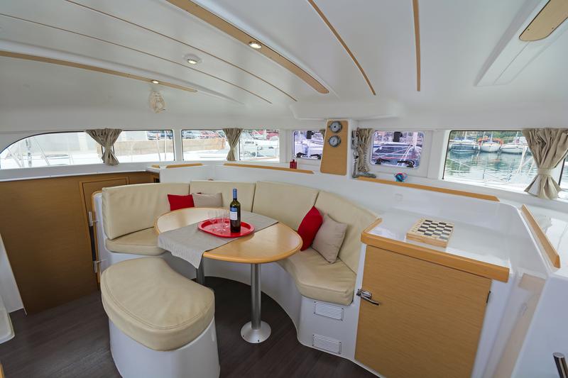 Book yachts online - catamaran - Lagoon 380 S2 - Cataki - rent