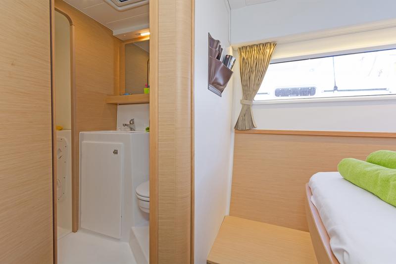 Book yachts online - catamaran - Lagoon 42 A/C &amp; GEN. - BREEZE - rent