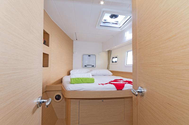 Book yachts online - catamaran - Lagoon 42 A/C &amp; GEN. - BREEZE - rent