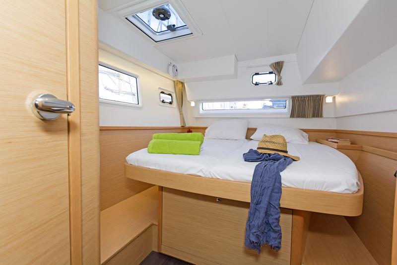 Book yachts online - catamaran - Lagoon 42 A/C &amp; GEN. - BREEZE - rent
