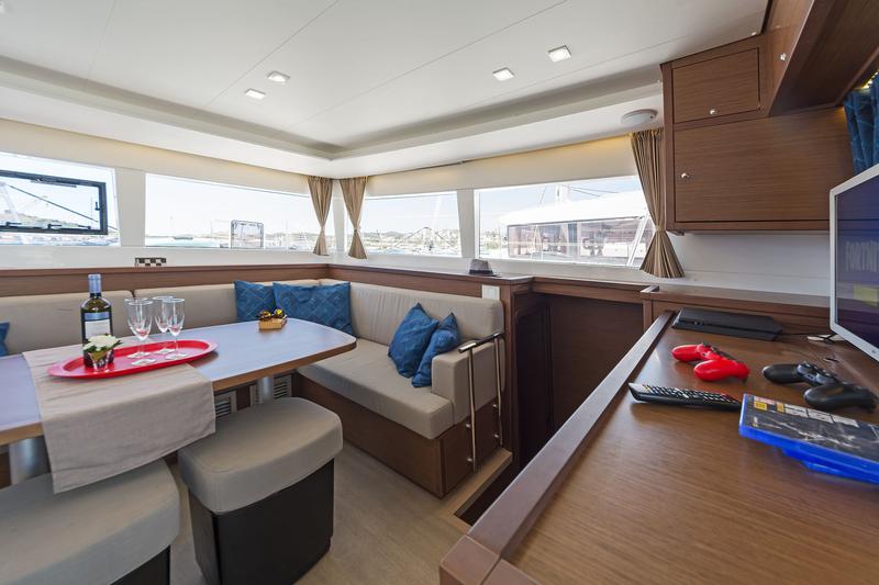 Book yachts online - catamaran - Lagoon 450  Fly A/C &amp; GEN (4 wc) - ALEX JR. - rent