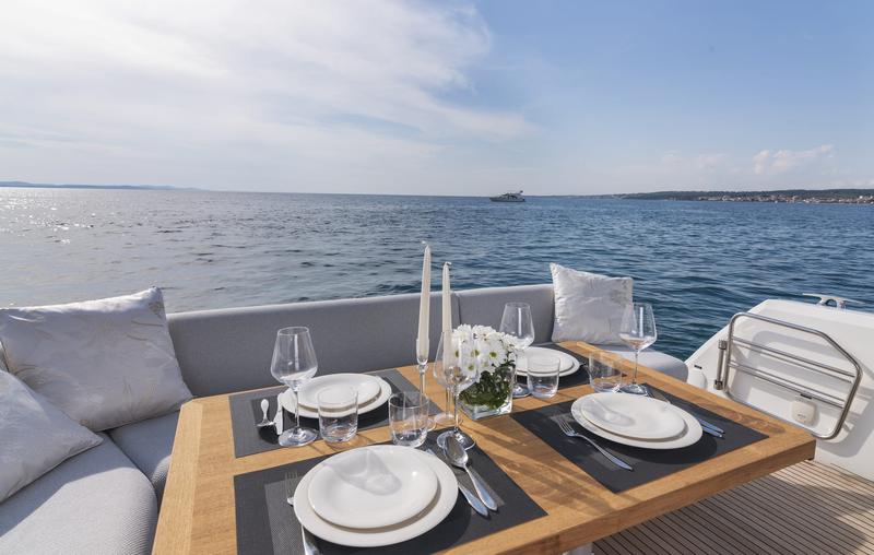 Book yachts online - motorboat - Prestige 460 - Adudu 2 - rent