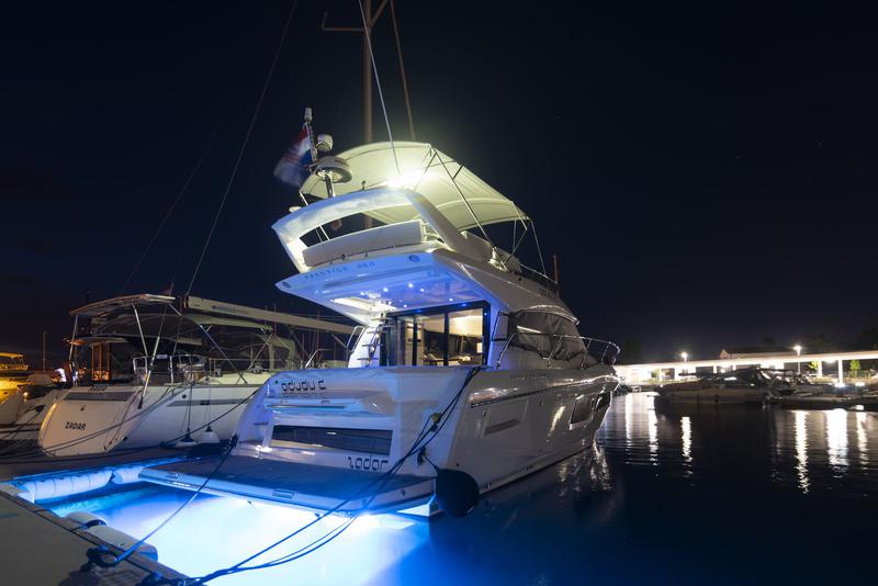 Book yachts online - motorboat - Prestige 460 - Adudu 2 - rent