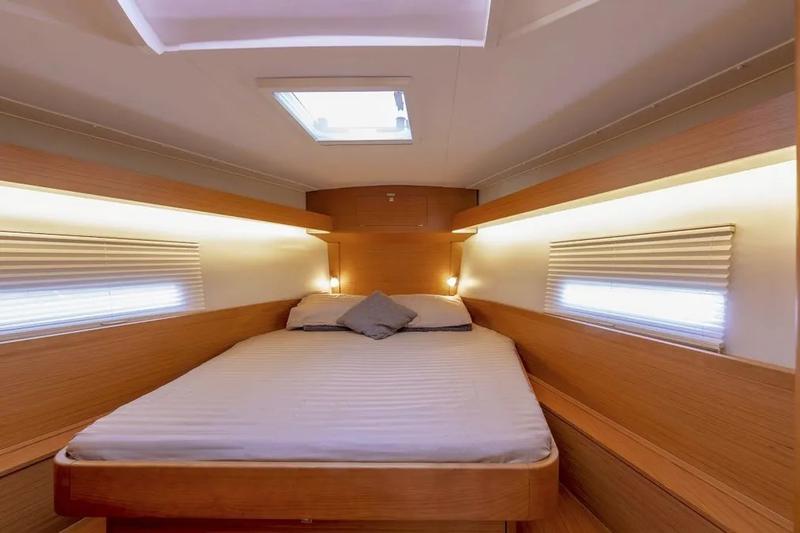 Book yachts online - sailboat - Dufour 430 Grand Large - Blue Moon 2 - rent