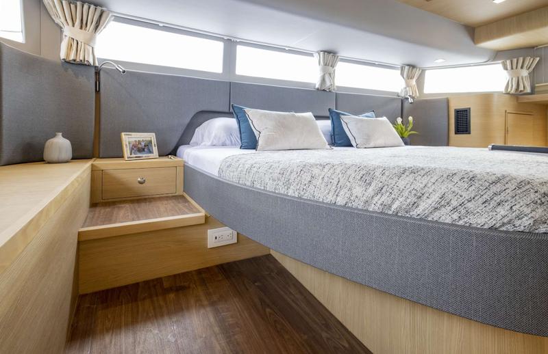 Book yachts online - powercatamaran - Aquila 54 - Explorion - rent