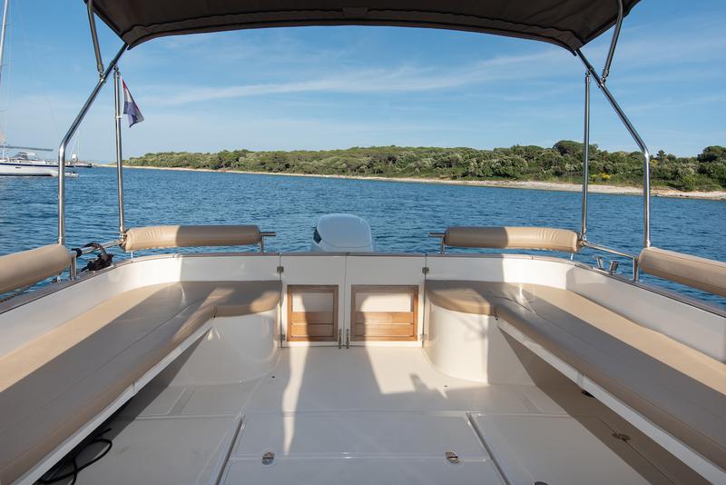 Book yachts online - motorboat - Leidi 800R Inboard - H9 - rent