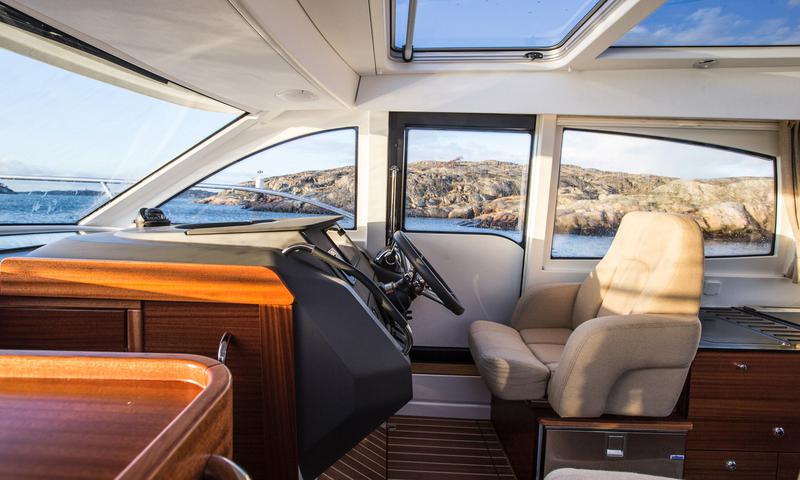Book yachts online - motorboat - Nimbus 305 Coupe - NN - rent