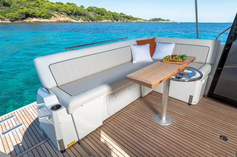 Book yachts online - motorboat - Jeanneau NC 37 - Aurora - rent