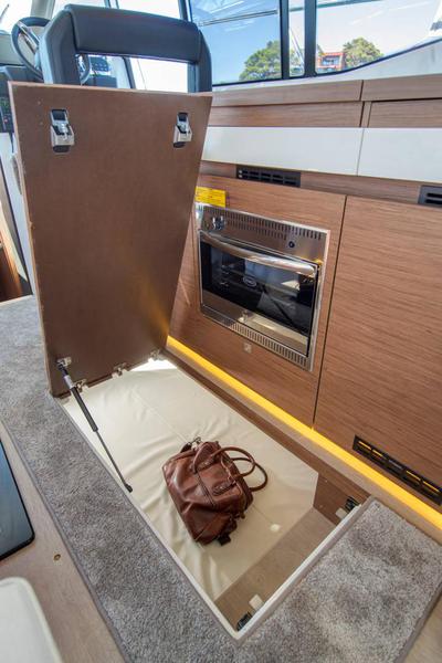 Book yachts online - motorboat - Jeanneau NC 37 - Aurora - rent