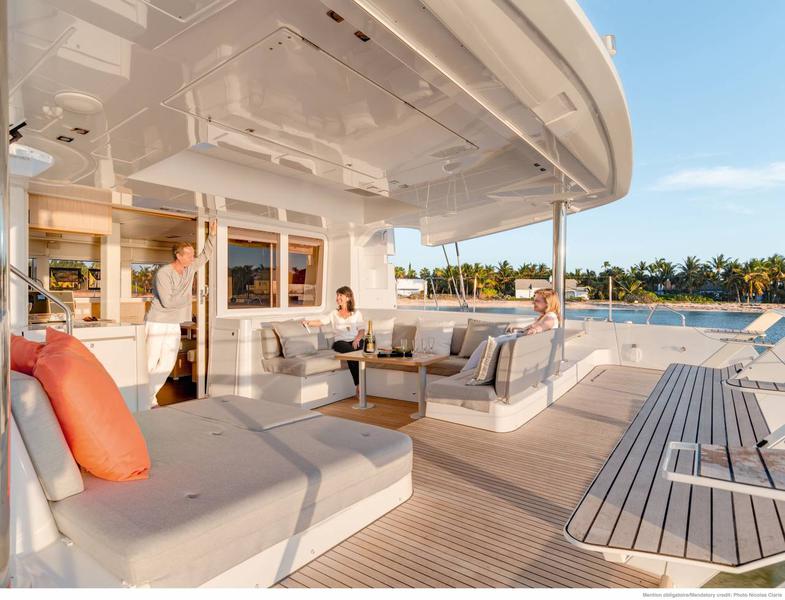 Book yachts online - catamaran - Lagoon 52 - Takamaka - rent
