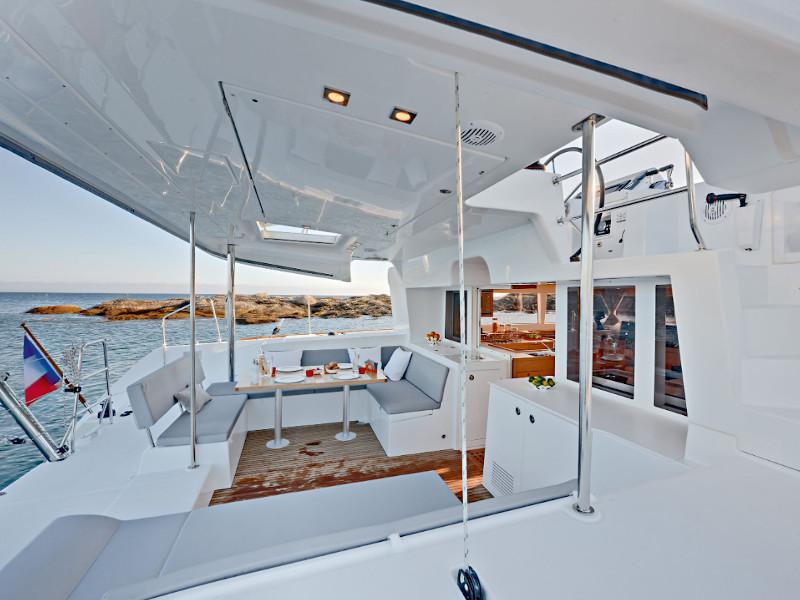Book yachts online - catamaran - Lagoon 450  Flybridge - Caliente - rent