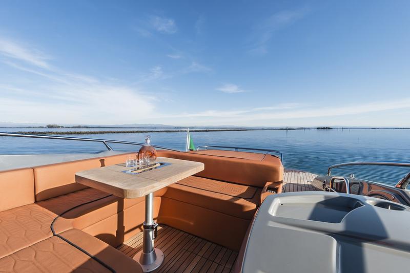 Book yachts online - motorboat - Cranchi E30 Endurance - Aurora - rent