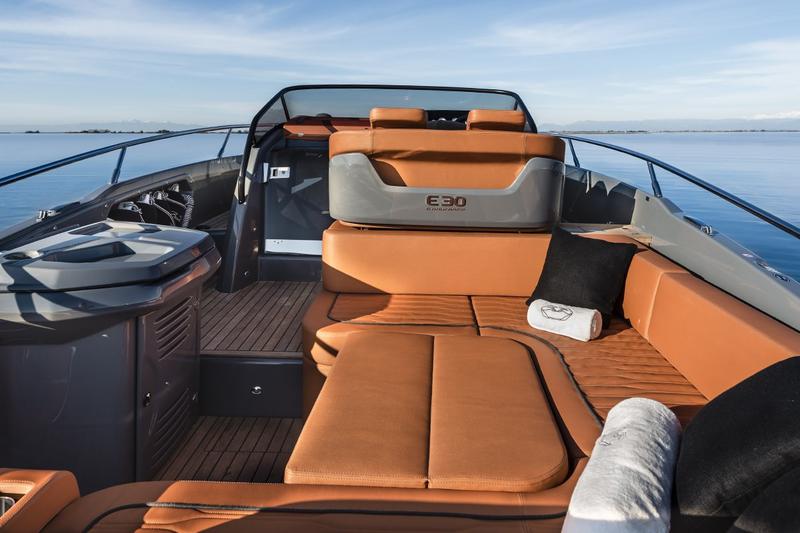 Book yachts online - motorboat - Cranchi E30 Endurance - Aurora - rent