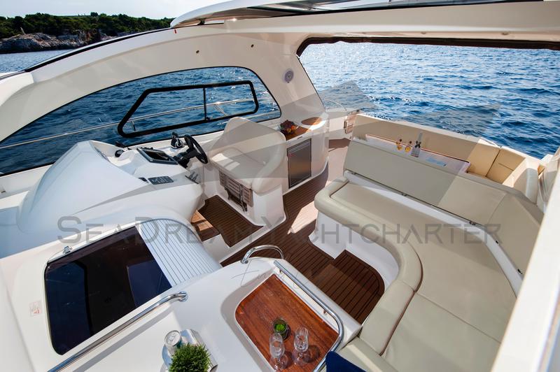 Book yachts online - motorboat - Bavaria Sport 44 HT - Paluma - rent