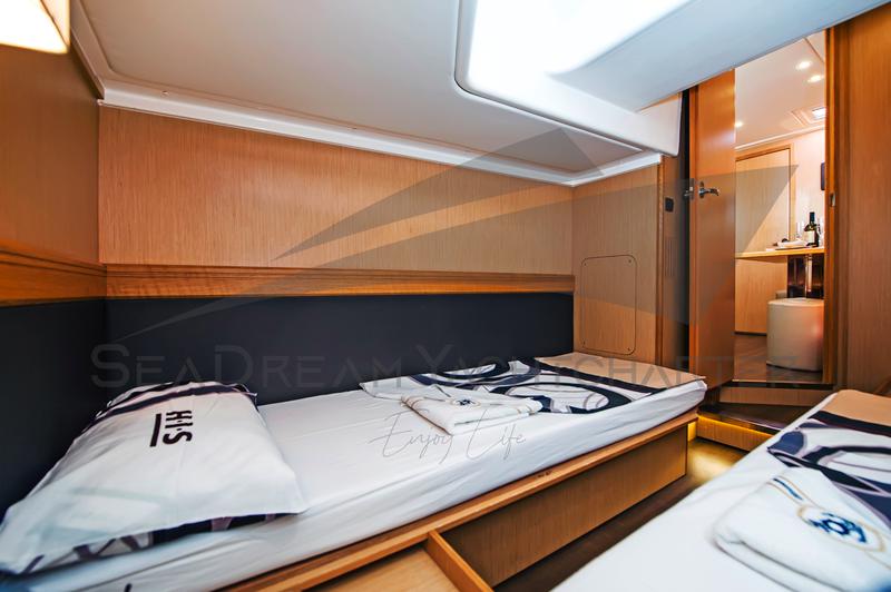 Book yachts online - motorboat - Bavaria Sport 44 HT - Paluma - rent