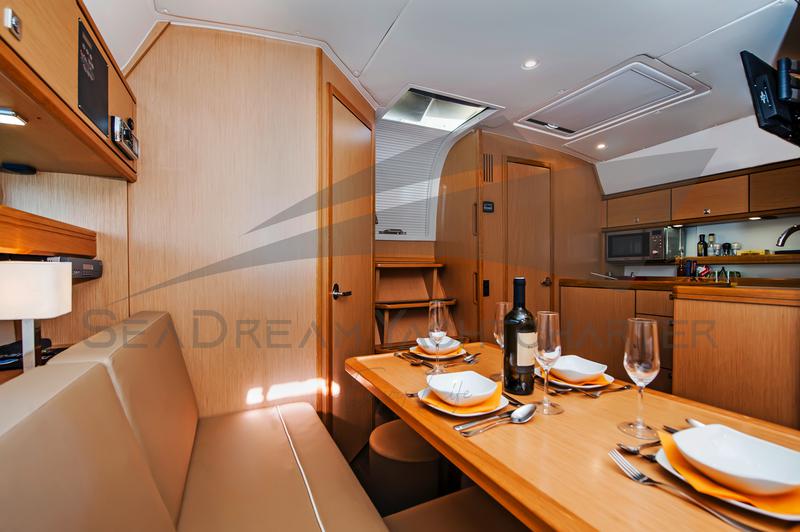 Book yachts online - motorboat - Bavaria Sport 44 HT - Paluma - rent
