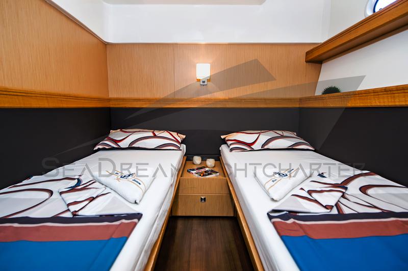 Book yachts online - motorboat - Bavaria Sport 44 HT - Paluma - rent